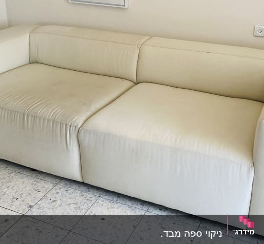 ספה בהירה עם כתמים קלים לניקוי